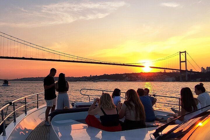 İstanbul Boğazı Sunset Turu — Gün Batımı Yat Turu